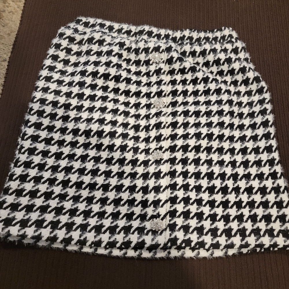 Black and white pencil skirt